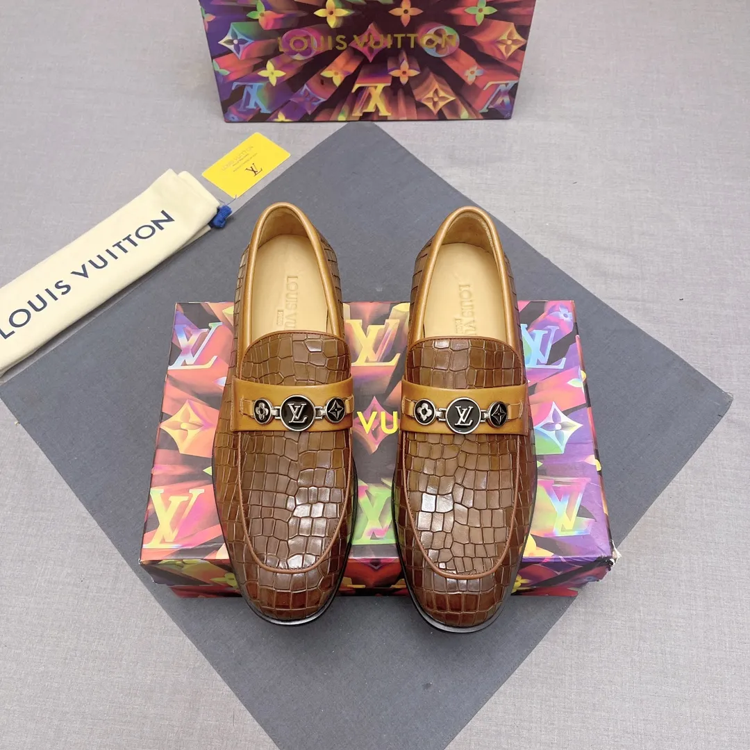 p440【LV】《Lv leather shoes are a must-have for trendy men. 👟Strong European fashion atmosphere. Generous shoe last. High-end quality. Fully imported first-layer cowhide. Sheepskin lining. Comfortable on the feet. Lightweight rubber outsole is thick and comfortable. 👍👍Its unique talent lies in its unremitting pursuit of innovation. 0️⃣0️⃣2️⃣ Code number 39 to 44 (Can be customized for 38.45) No. 0117